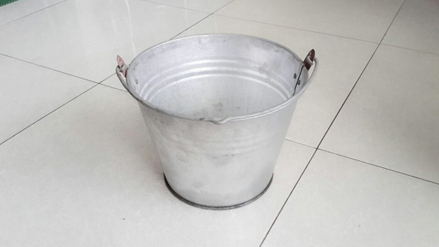 Xô sắt nhỏ