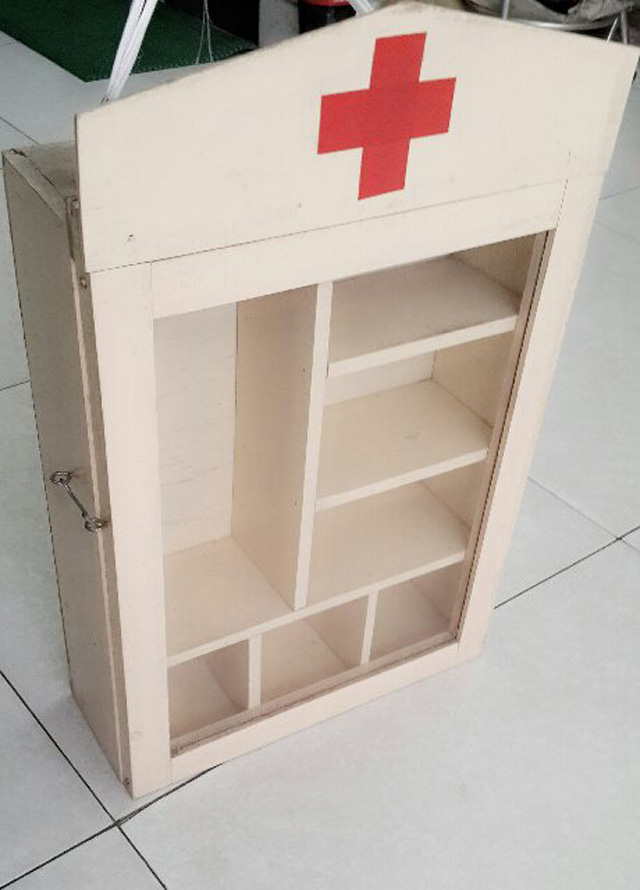 Tủ thuốc bằng gỗ